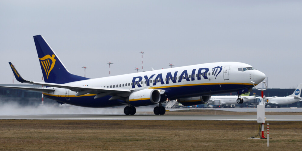“Ryanair” reisā uz Lielbritāniju mirusi sieviete