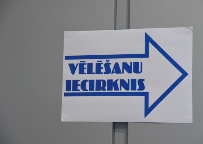 Сейм принял закон о продлении работы избирательных участков в пятницу