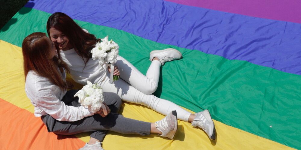 FOTO: Taivānā sāk reģistrēt Āzijā pirmās viendzimuma laulības