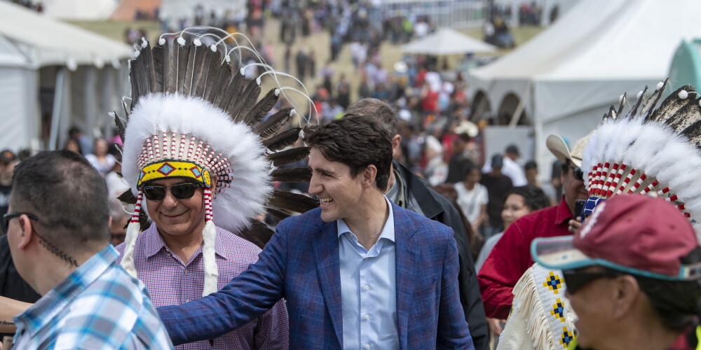Kanādas premjers Trudo reabilitē nodevībā apsūdzētu indiāņu virsaiti, spiež roku un atvainojas viņa ciltij