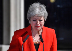 "Es no Konservatīvās partijas līdera amata atkāpšos piektdien, 7.jūnijā," emocionālā uzrunā pavēstīja Meja.