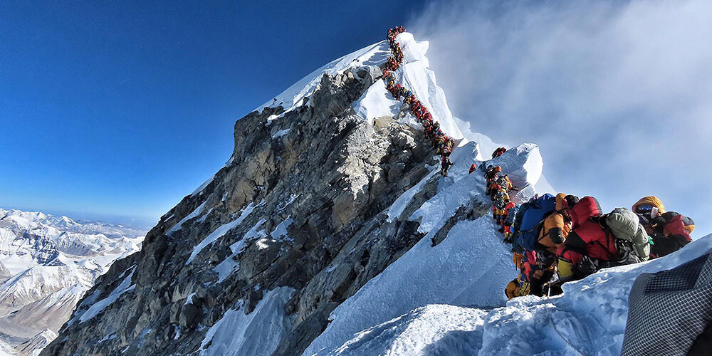 Everestā alpīnistu "sastrēguma" dēļ miruši divi kalnos kāpēji