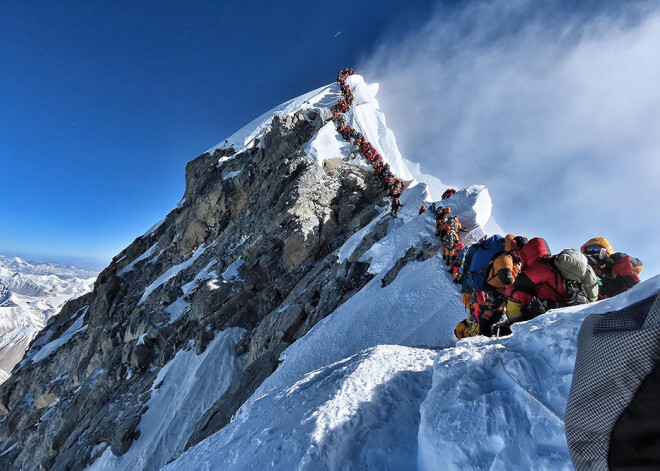 Everestā alpīnistu "sastrēguma" dēļ miruši divi kalnos kāpēji