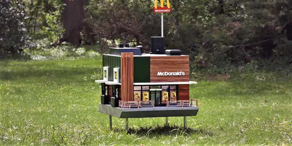 Zviedrijā radīts miniatūrs "McDonald's" restorāns bitēm