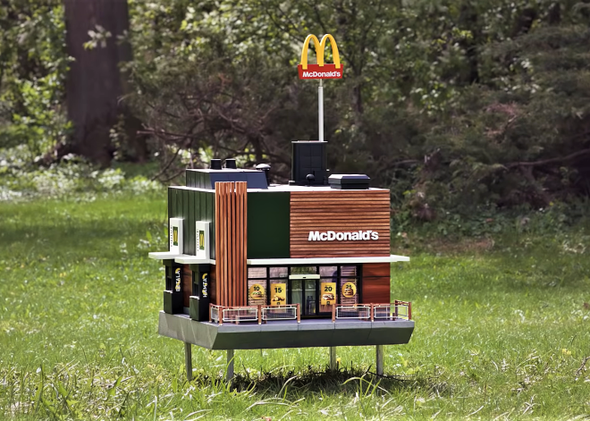 Zviedrijā radīts miniatūrs "McDonald's" restorāns bitēm