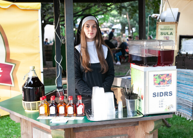 FOTO: putojošās dziras baudītāji Vērmanes dārzā veldzējas alus svētkos