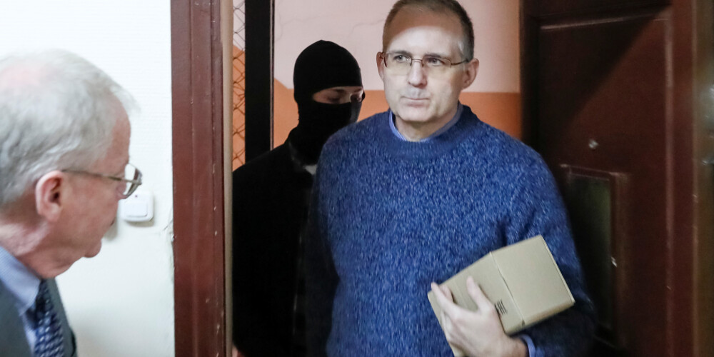 Krievija pagarina pirmstiesas apcietinājumu spiegošanā apsūdzētajam ASV pilsonim