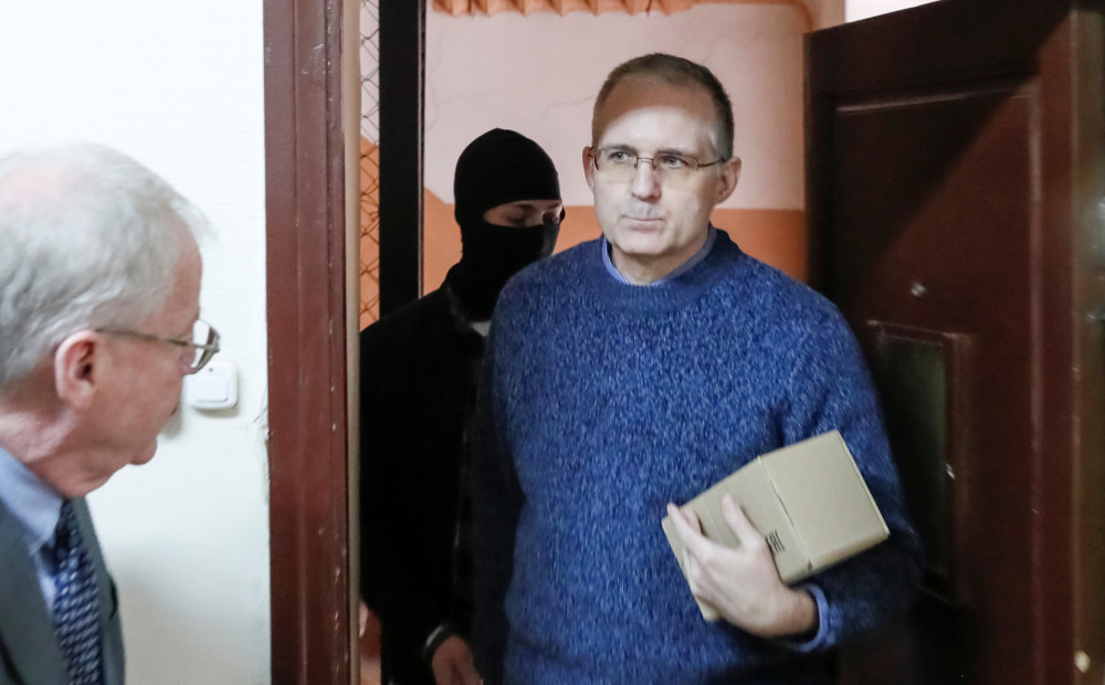 Krievija pagarina pirmstiesas apcietinājumu spiegošanā apsūdzētajam ASV pilsonim