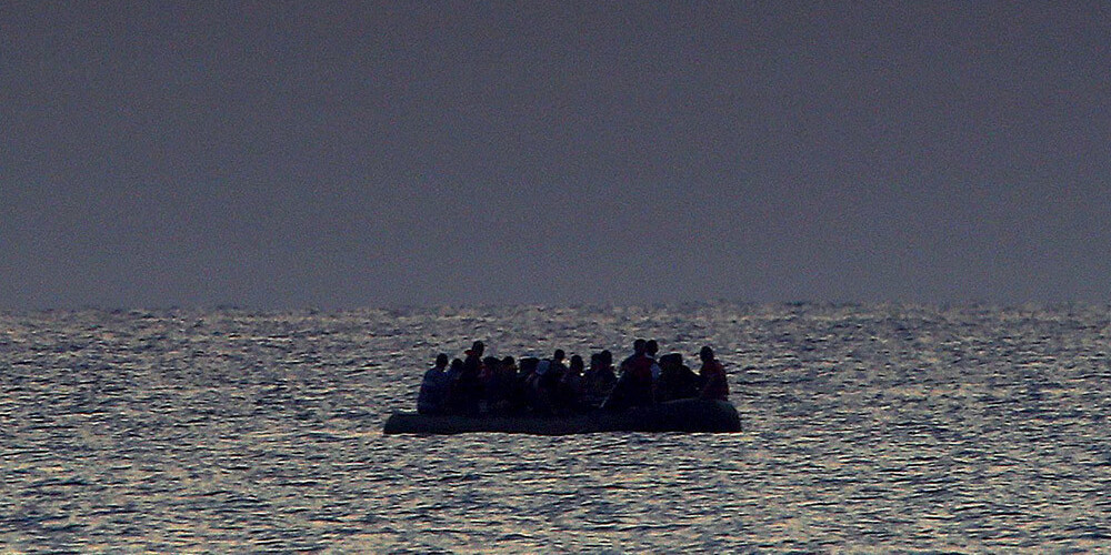Francijā laivu tirgotājam piespriež cietumsodu par palīdzību migrantiem šķērsot Lamanšu