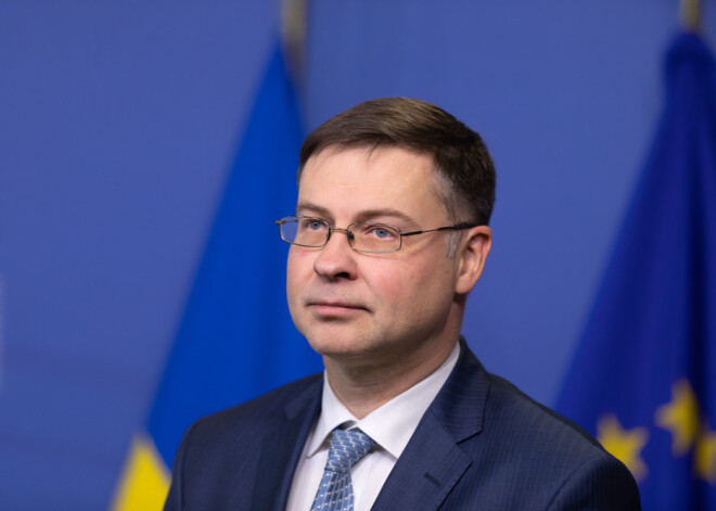 Dombrovskis vēl neatklāj, vai vasaras vidū sāks darbu EP, pametot komisāra amatu