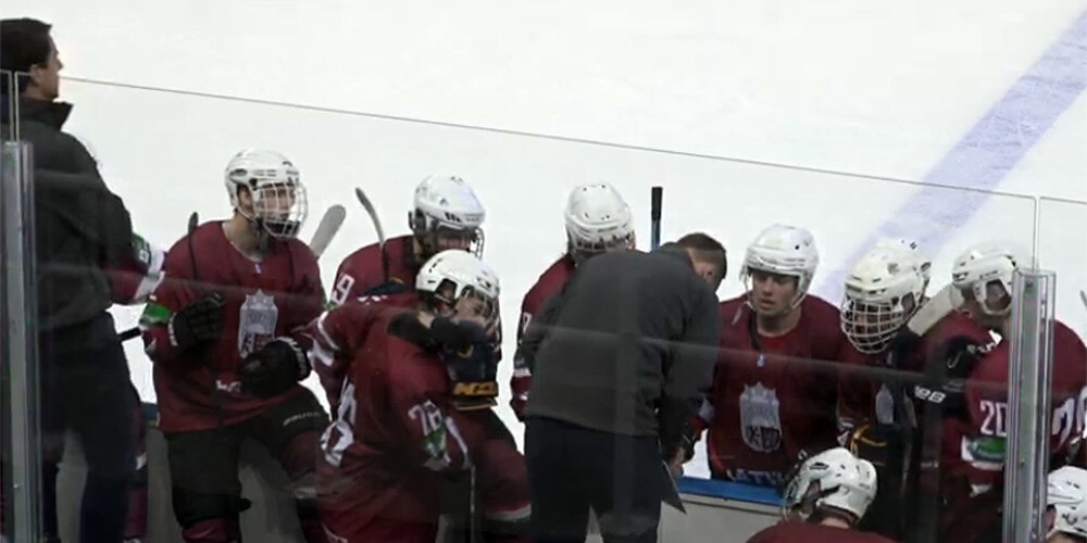 Latvijas U-20 izlases treneris Kārlis Zirnis dod norādījumus.