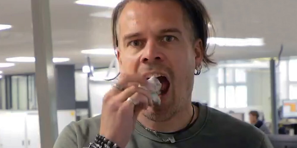VIDEO: somu žurnālists apēd savu rakstu, kurā kritizēja Somijas hokeja izlasi