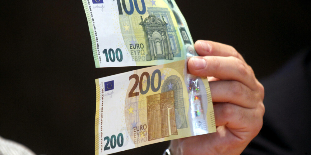 Apgrozībā laistas jaunās 100 un 200 eiro banknotes - par pieciem milimetriem šaurākas