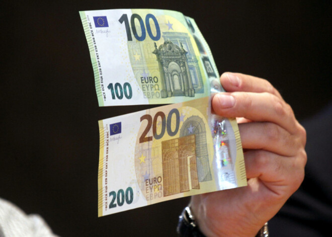 В обращение выпущены новые банкноты по 100 и 200 евро