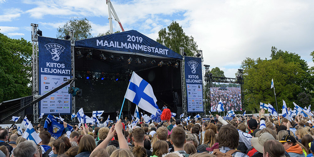 Somijas hokeja izlasi Helsinkos ar ovācijām sagaida 50 000 līdzjutēju