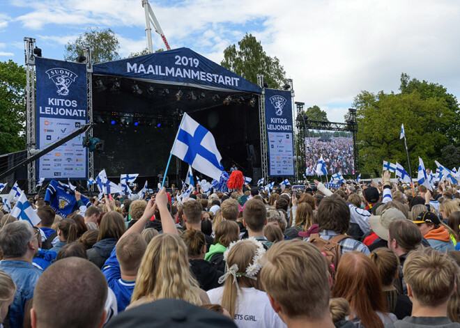 Somijas hokeja izlasi Helsinkos ar ovācijām sagaida 50 000 līdzjutēju