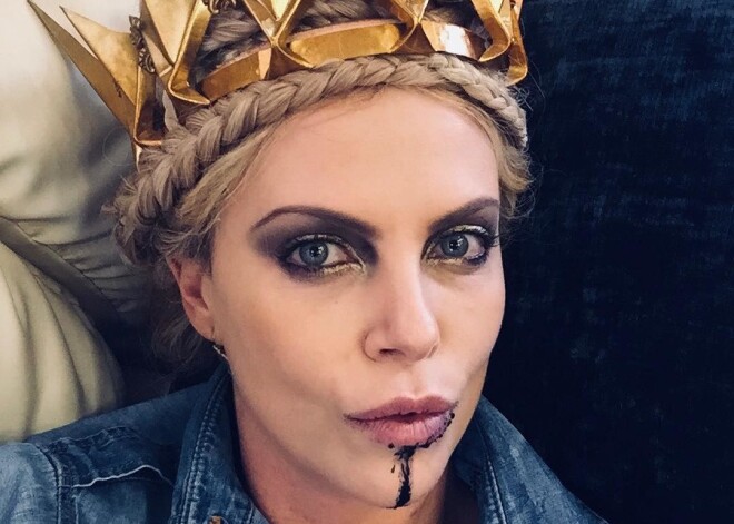 «Просто кому-то нужно "отрастить яйца" и подойти ко мне»: Шарлиз Терон описала своего идеального мужчину