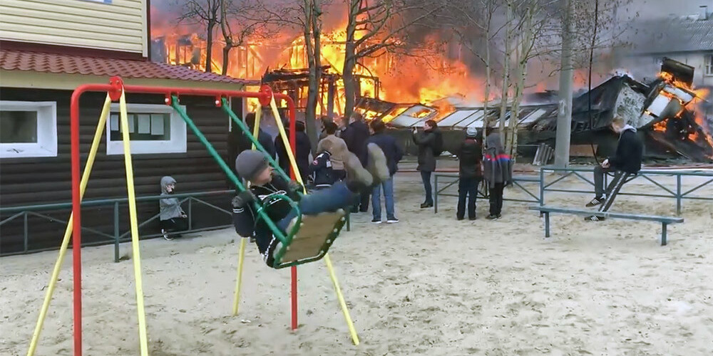 Krievijā virāls kļūst video ar zēnu, kurš nepamet šūpoles par spīti milzīgam ugunsgrēkam turpat blakus