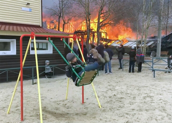 Krievijā virāls kļūst video ar zēnu, kurš nepamet šūpoles par spīti milzīgam ugunsgrēkam turpat blakus