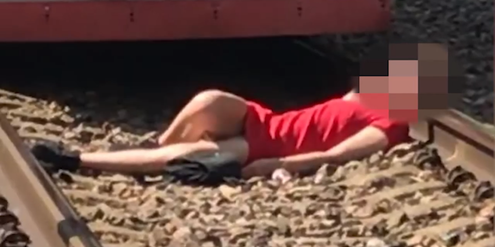 Vienu metru no nāves: vilciena mašīnists Koknesē paglābj uz sliedēm guļošas pašnāvnieces dzīvību