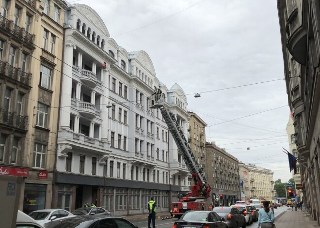 Otrdienas rītā no „Stūra mājas” jumta striķī karājās sarkans krēsls. Pašvaldības policija izsauca ugunsdzēsējus, lai to noceltu. 