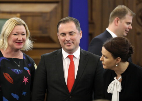 Saeimas deputāti Linda Liepiņa (no kreisās), Didzis Šmits un Jūlija Stepaņenko.