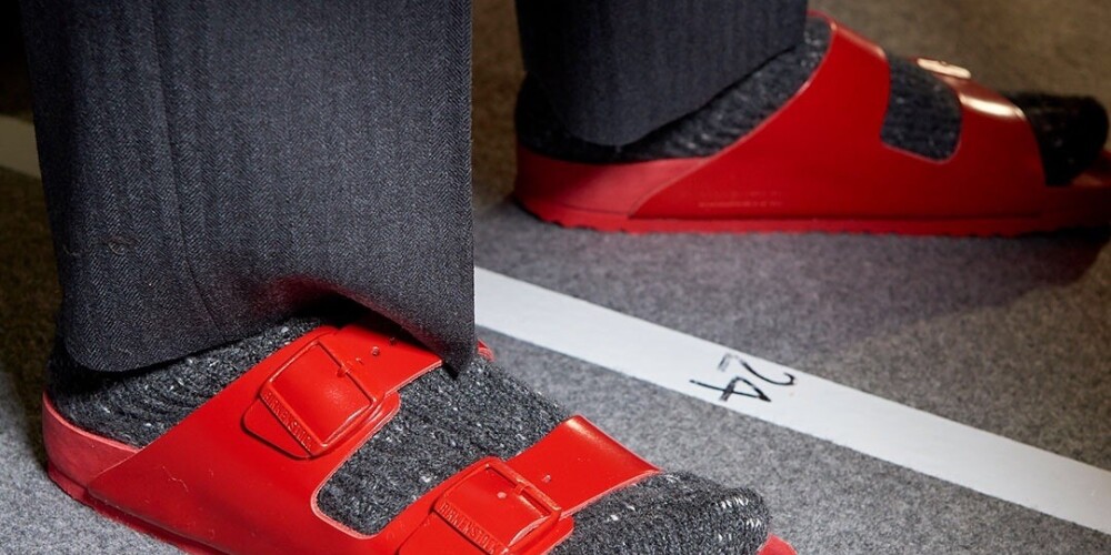 Jaunais skaistums: "Valentino" un "Birkenstock" sandales turpina "neglīto apavu tendenci"