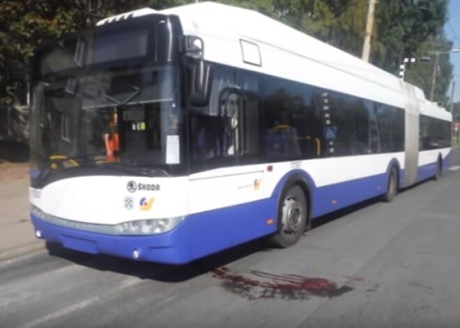 "Galvu turēju ar roku un sakodu zobus!" - trolejbuss Danielu pa zemi vilka 19 metrus, pilnībā sadragājot kāju. Vecāki neizpratnē par maigo sodu