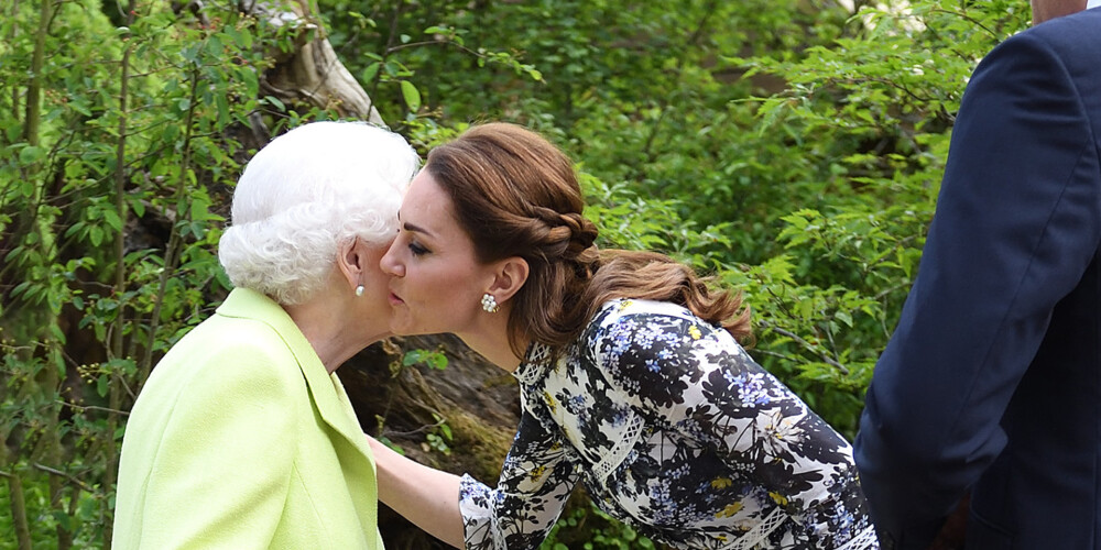 Герцогиня Кэтрин нарушила королевский протокол поцелуем с королевой