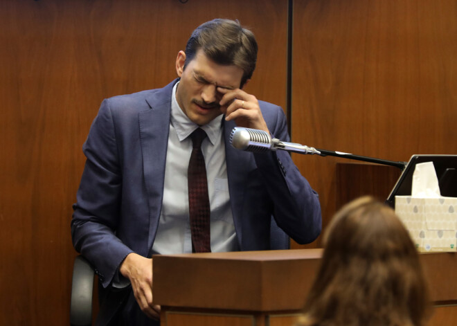 Эштон Катчер дал показания в суде по делу об убийстве своей бывшей возлюбленной