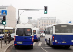 "Rīgas satiksme" maršruta mikroautobuss un autobuss.