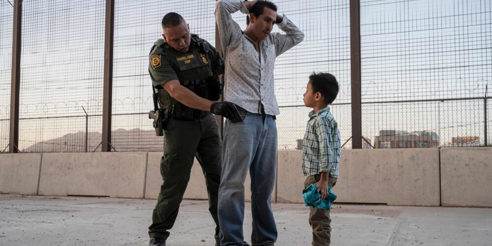 Uz Meksikas robežas aizturēta rekordliela 1036 migrantu grupa