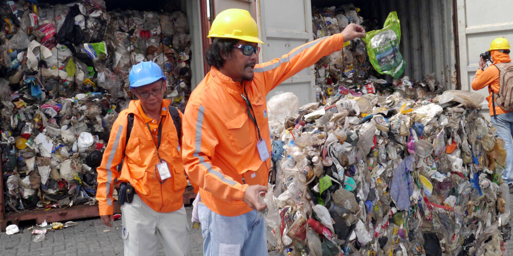 "Filipīnas nav atkritumu izgāztuve" - salu valsts ar kuģi Kanādai nosūta atpakaļ 69 atkritumu konteinerus