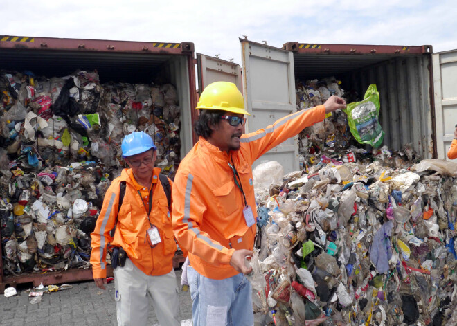 "Filipīnas nav atkritumu izgāztuve" - salu valsts ar kuģi Kanādai nosūta atpakaļ 69 atkritumu konteinerus