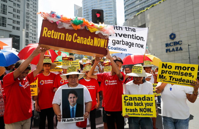 Filipīnu iedzīvotāji protestē pret Kanādas ievestajiem atkritumiem.