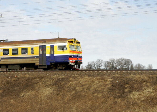 Vecdaugavas un Vecāķu apkaimē traucēta elektropiegāde; vilcienu kustība atjaunota