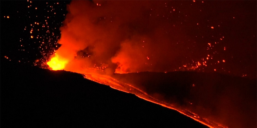 VIDEO: Etnas vulkāns ar iespaidīgu izvirdumu izgaismo naksnīgās Sicīlijas debesis