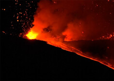 VIDEO: Etnas vulkāns ar iespaidīgu izvirdumu izgaismo naksnīgās Sicīlijas debesis
