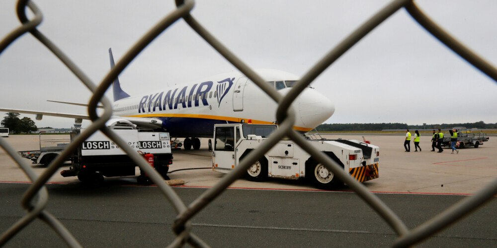 “Cilvēki sagāzās kā domino kauliņi” - cīnoties par iekļūšanu lidostas autobusā uz “Ryanair” reisu, mirst britu pasažiere
