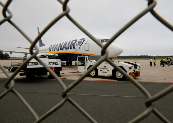 “Cilvēki sagāzās kā domino kauliņi” - cīnoties par iekļūšanu lidostas autobusā uz “Ryanair” reisu, mirst britu pasažiere