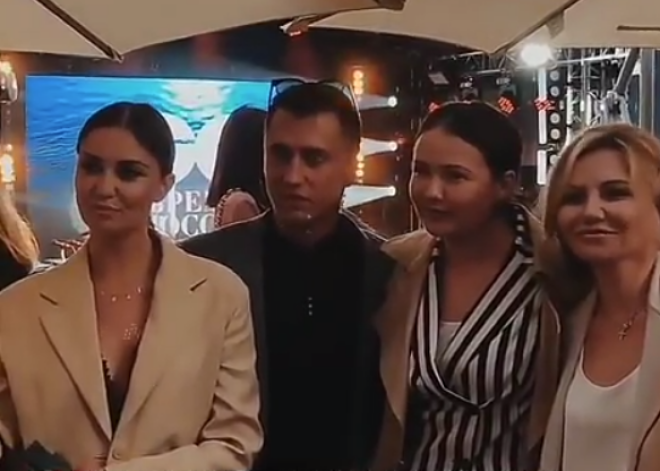 Рука об руку и милые улыбки: Муцениеце вышла в свет с Прилучным