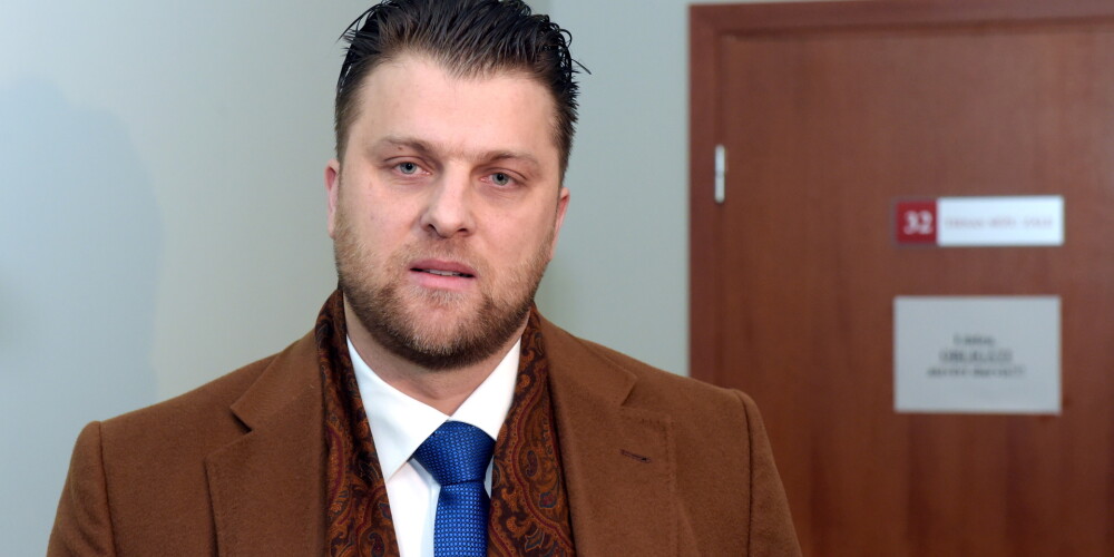 Advokāts Vārpiņš lūdz līdz rudenim atlikt skandalozā maksātnespējas administratora Māra Sprūda krimināllietas iztiesāšanu
