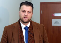 Advokāts Vārpiņš lūdz līdz rudenim atlikt skandalozā maksātnespējas administratora Māra Sprūda krimināllietas iztiesāšanu