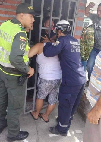 Ugunsdzēsējiem bija nepieciešamas 5 stundas, lai atbrīvotu sievieti no apkaunojošās situācijas.