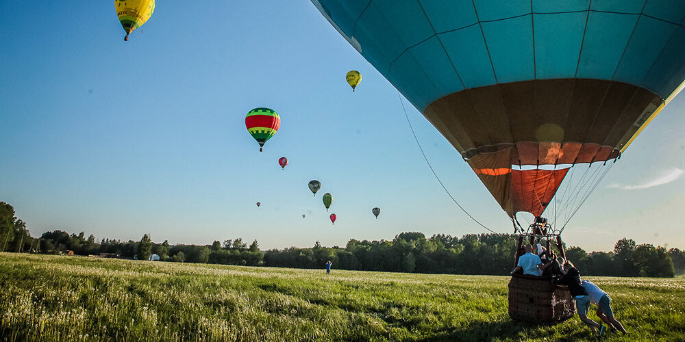 Siguldā ar krāšņu gaisa balonu festivālu turpinās Mīlētākās pilsētas svētki