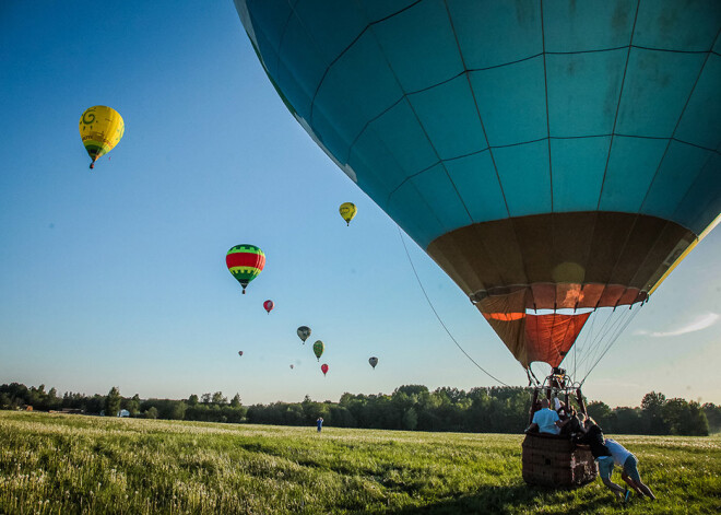 Siguldā ar krāšņu gaisa balonu festivālu turpinās Mīlētākās pilsētas svētki