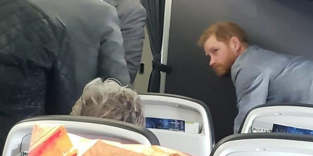 Kāda pasažiere "British Airways" lidmašīnā uzdūrusies "ļoti noguruša paskata" princim Harijam