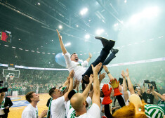 Kauņas "Žalgiris" komanda sestdien Lietuvas Basketbola līgas (LKL) finālsērijas trešajā spēlē savā laukumā ar rezultātu 92:54 (20:9, 23:11, 33:16, 16:18) sagrāva Viļņas "Rytas"