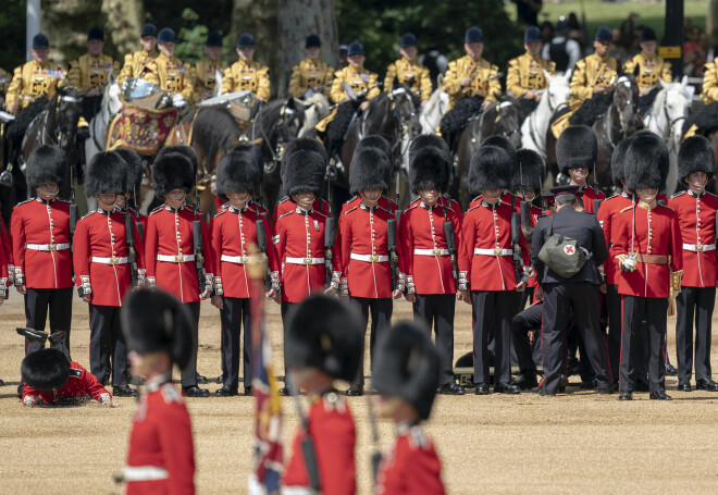 Karstums uzveicis arī pāris britu goda sargus.