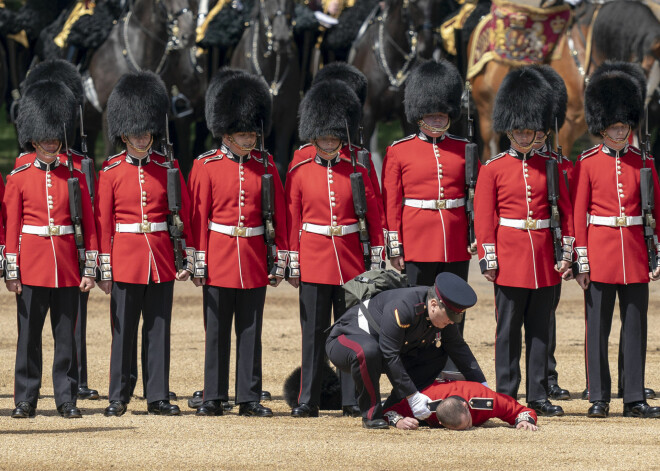 Pār britiem pārvēlies karstuma vilnis - ģībst pat karaliskā goda sardze